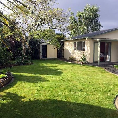 Cosy, Central Greytown Sleepout المظهر الخارجي الصورة